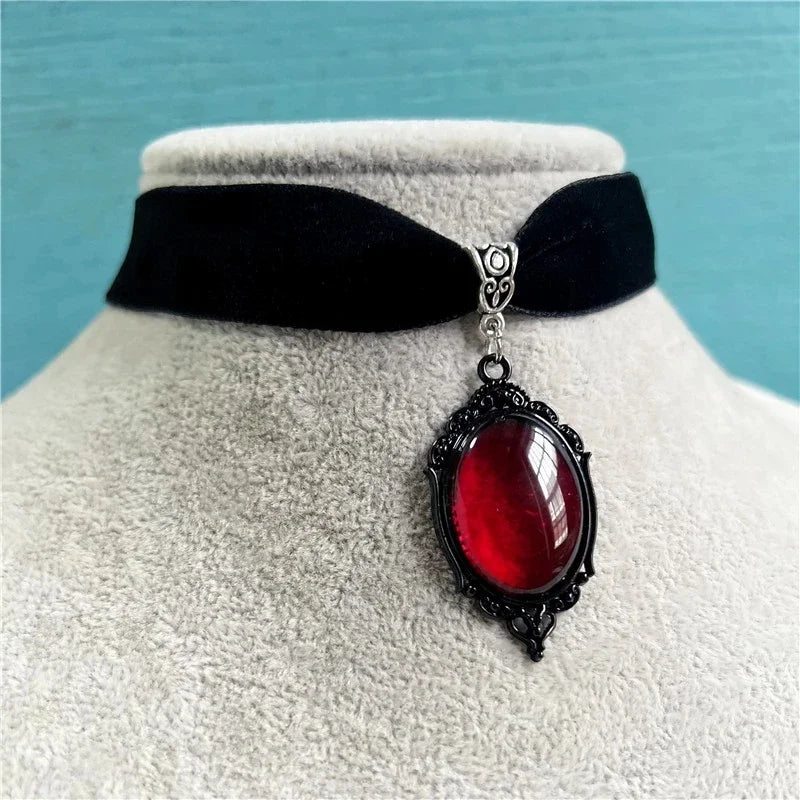 Gothic Cameo Choker | Velvet & Pendant | Vampire Necklace