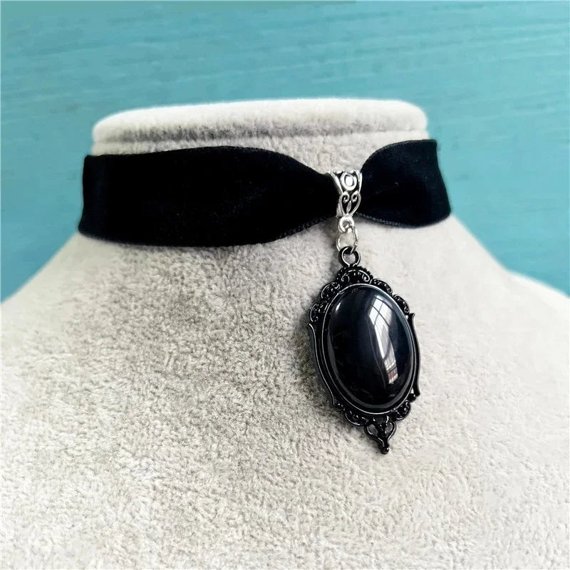 Gothic Cameo Choker | Velvet & Pendant | Vampire Necklace