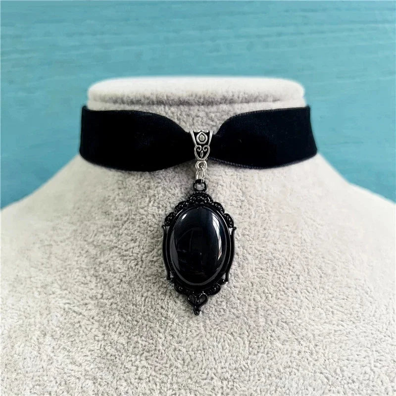 Gothic Cameo Choker | Velvet & Pendant | Vampire Necklace